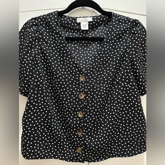 Polka dot button-up short sleeve blouse. Great for work or play! - Picture 2 of 2